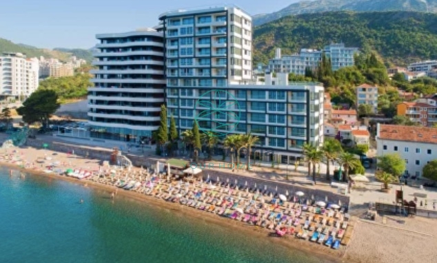  Prodaja luksuznih stanova povrsine od 54m2 do 137m2 sa bazenom, saunom, teretanom, recepcijom, garazom, na udaljenosti od samo 10m od mora i fantasticnim pogledom na more, blizina Budve